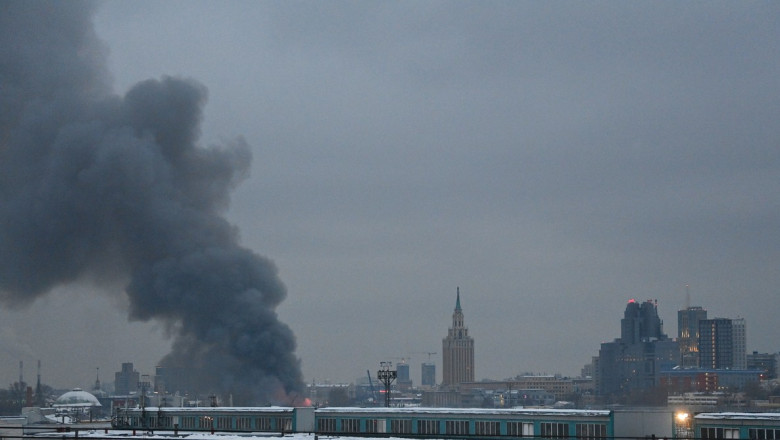 Photo of video | Incendiu uriaș la Moscova, aproape de trei gări care leagă capitala de restul Rusiei
